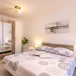 Renoviertes Nur 400 Meter Zum Mit Meerblick, Klima, Waschmaschine Apartment