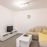Apartment Renoviertes Nur 400 Meter Zum Mit Meerblick, Klima, Waschmaschine Crikvenica