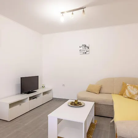 Apartment Renoviertes Nur 400 Meter Zum Mit Meerblick, Klima, Waschmaschine Crikvenica